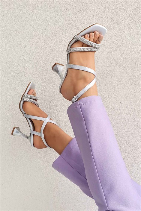 Gigi Kadın Saten Taş Detay Bilek Bağlamalı  Kalın Topuklu Ayakkabı Gümüş