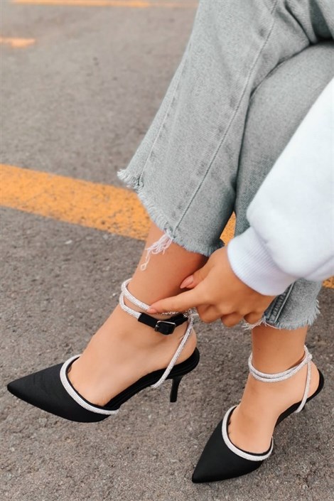 Deco Kadın Saten Bilekten Bağlamalı Taşlı İnce Topuklu Ayakkabı Siyah
