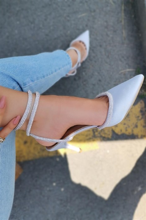 Deco Kadın Saten Bilekten Bağlamalı Taşlı İnce Topuklu Ayakkabı Gümüş