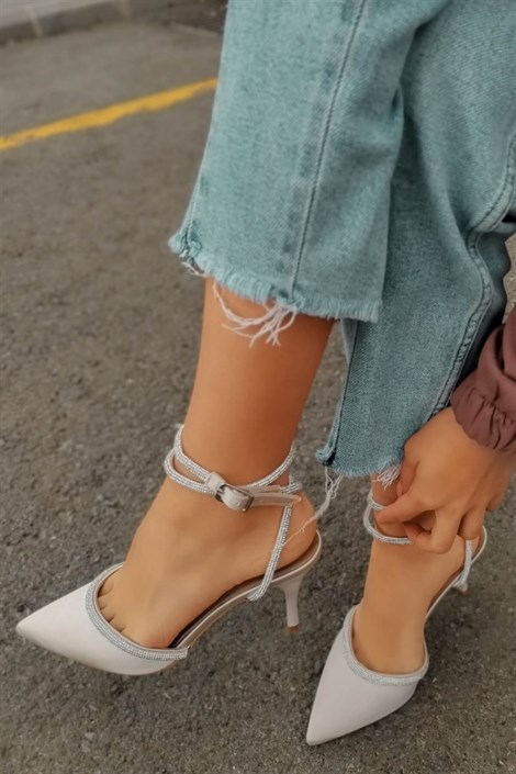 Deco Kadın Saten Bilekten Bağlamalı Taşlı İnce Topuklu Ayakkabı Bej
