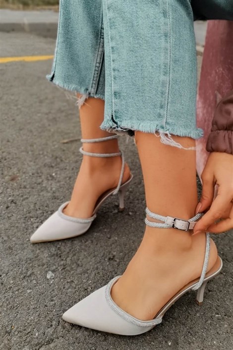 Deco Kadın Saten Bilekten Bağlamalı Taşlı İnce Topuklu Ayakkabı Bej