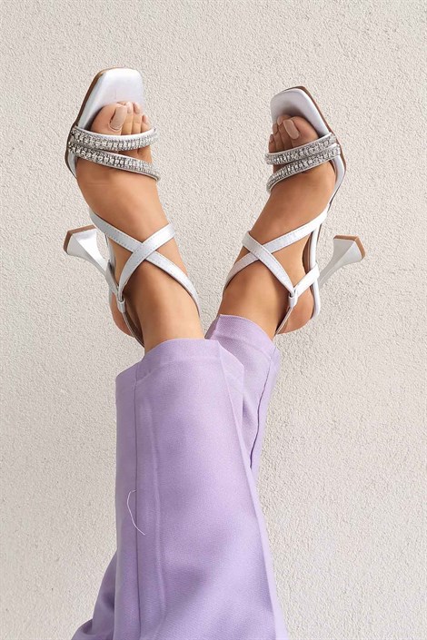 Gigi Kadın Saten Taş Detay Bilek Bağlamalı  Kalın Topuklu Ayakkabı Gümüş