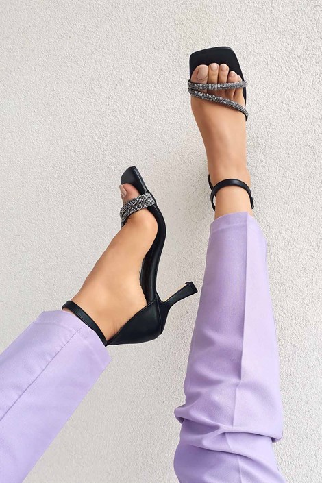 Octavia Kadın Deri Taş Detay Bantlı Kalın Topuklu Ayakkabı Siyah