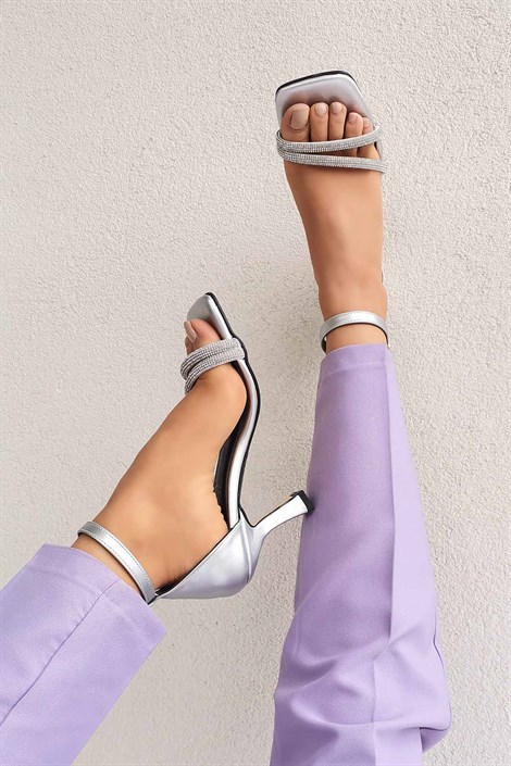 Octavia Kadın Deri Taş Detay Bantlı Kalın Topuklu Ayakkabı Gümüş