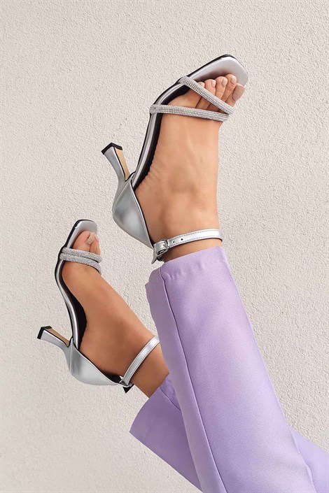 Octavia Kadın Deri Taş Detay Bantlı Kalın Topuklu Ayakkabı Gümüş