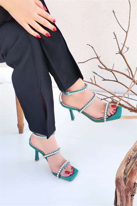 Valera Kadın Saten İnce Bant Taş Detay İnce Topuklu Ayakkabı Zümrüt Yeşil