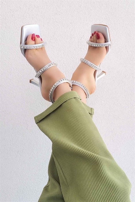 Valera Kadın Saten İnce Bant Taş Detay İnce Topuklu Ayakkabı Gümüş